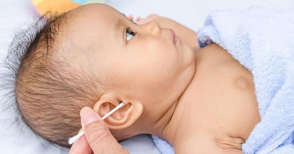 Mẹ nên vệ sinh tai, mũi, họng cho trẻ khi bé bị viêm tai giữa