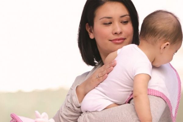 Cách vỗ ợ hơi cho trẻ sơ sinh sẽ giúp giảm tình trạng trào ngược, nôn trớ