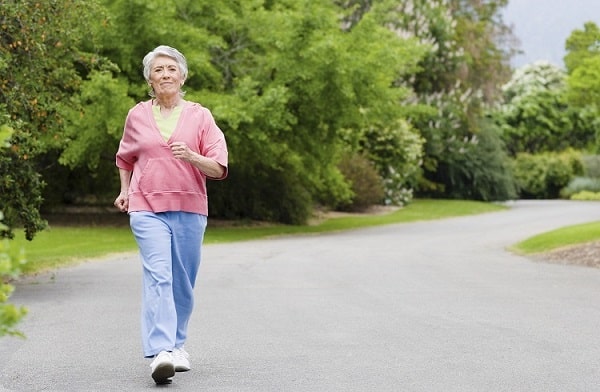Người bị viêm đại tràng nên đi bộ ít nhất 30 phút mỗi ngày để tốt cho việc tiêu hóa