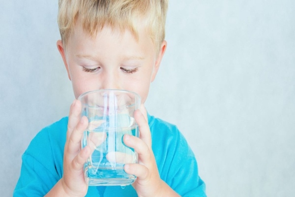 khi trẻ bị ốm, phụ huynh cần cho trẻ uống nhiều nước để giúp cơ thể bé mau khỏe mạnh