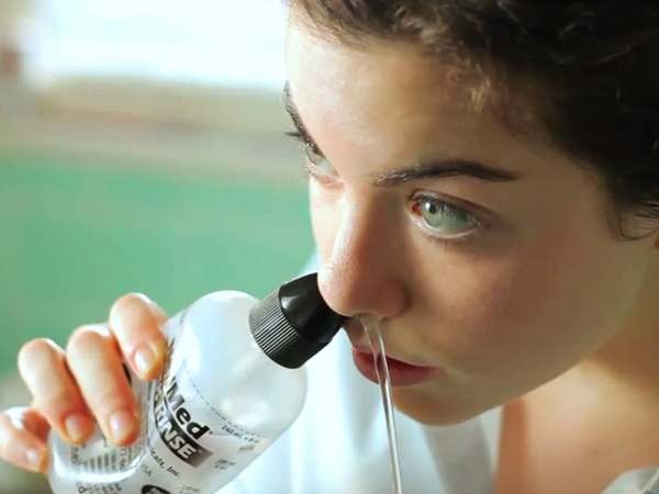 rửa mũi bằng nước muối sinh lý là cách giúp giảm triệu chứng chảy nước mũi, khó thở