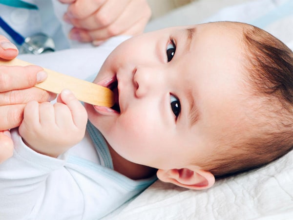 trẻ bị viêm lưỡi bản đồ có thể là do những sự thay đổi khi mọc răng sữa