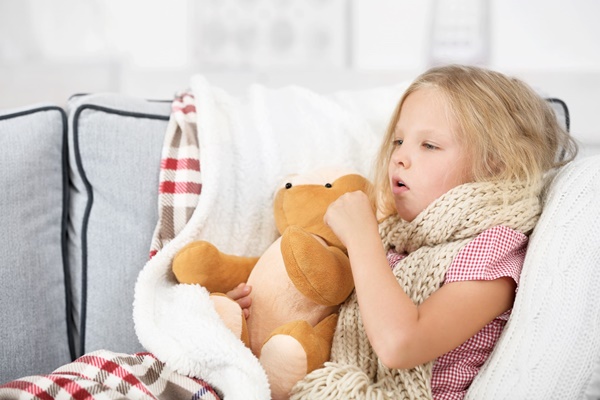 Trẻ sẽ có triệu chứng ho khàn tiếng, thở rít khi hít vào
