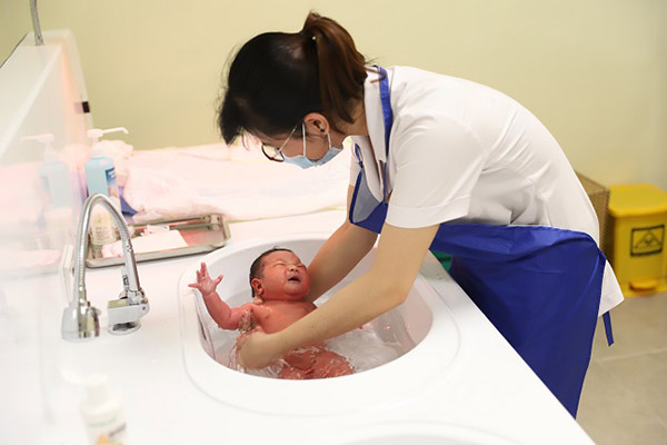 Y tá, điều dưỡng bệnh viện Đa khoa Phương Đông chăm sóc chu đáo cho em bé 